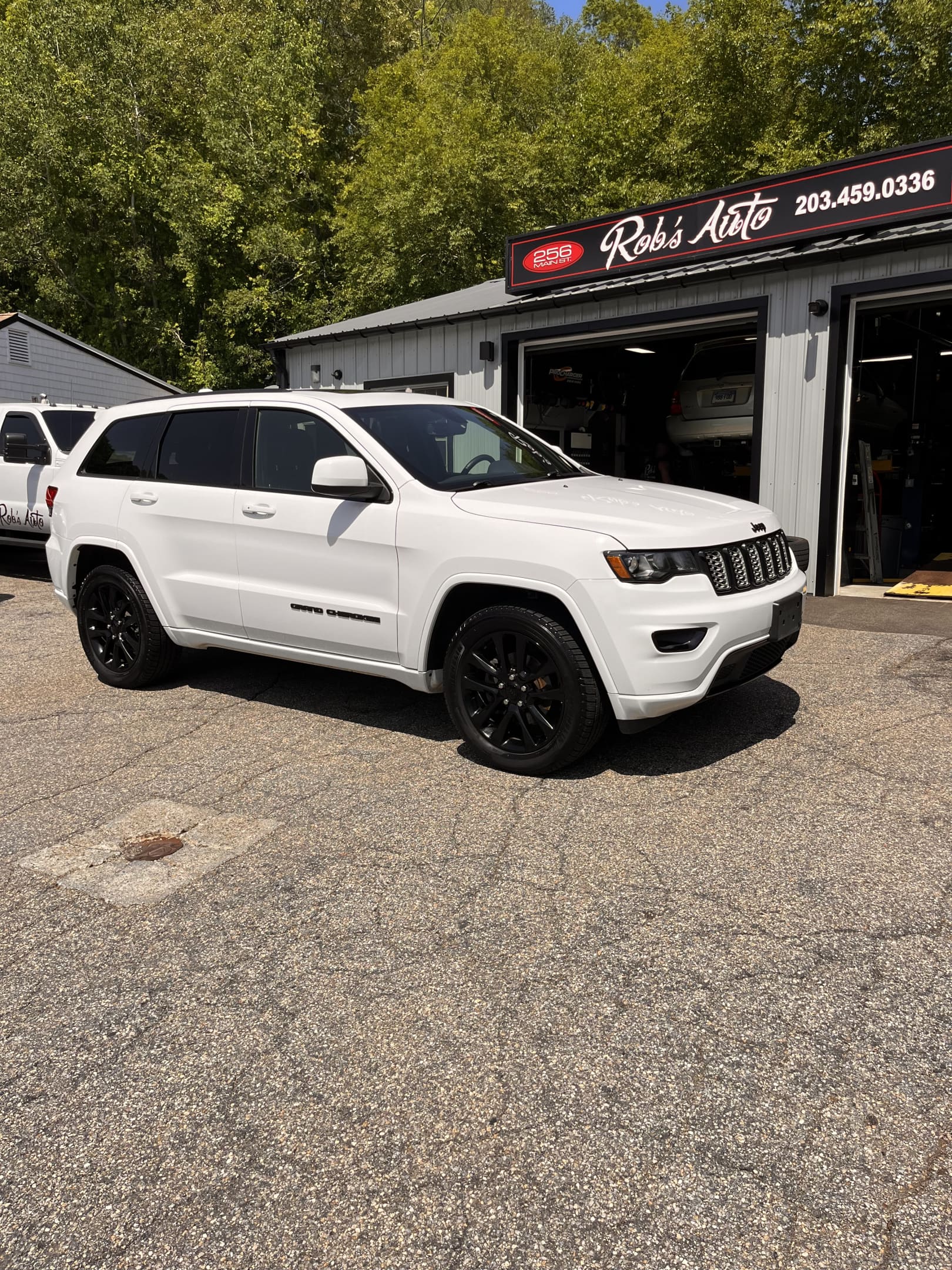 NEW ARRIVAL!!! 2019 JEEP GRAND CHEROKEE ALTITUDE!!! One owner clean carfax!! Only 72k miles!! Loaded with navigation, moonroof, heated seats, heated steering wheel, remote start, backup camera and much more!! Won’t last at ONLY $22,900!!!