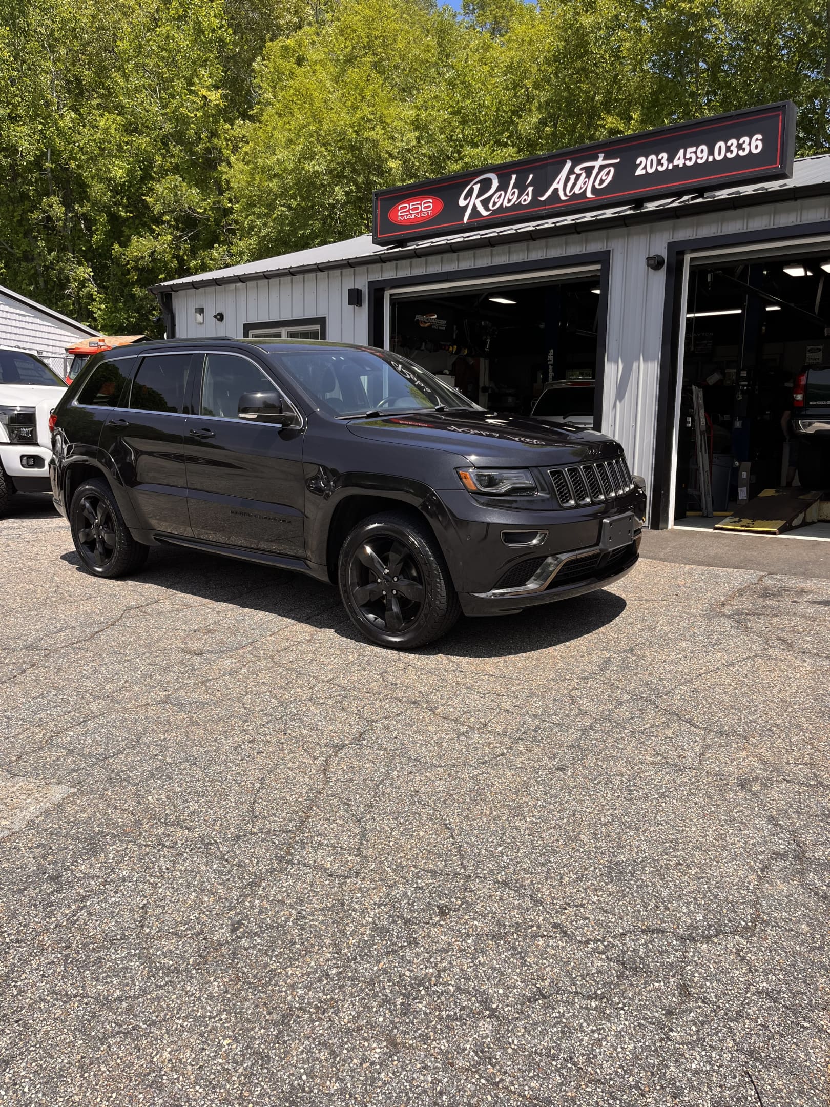 NEW ARRIVAL!!! 2015 JEEP GRAND CHEROKEE OVERLAND!!! Clean carfax! Loaded with every option! Also has the High Altitude Package!! With a window sticker of just over $50,000 in 2015 this Jeep is a great value!! 118k miles!! Won’t last at only $13,900!!!
