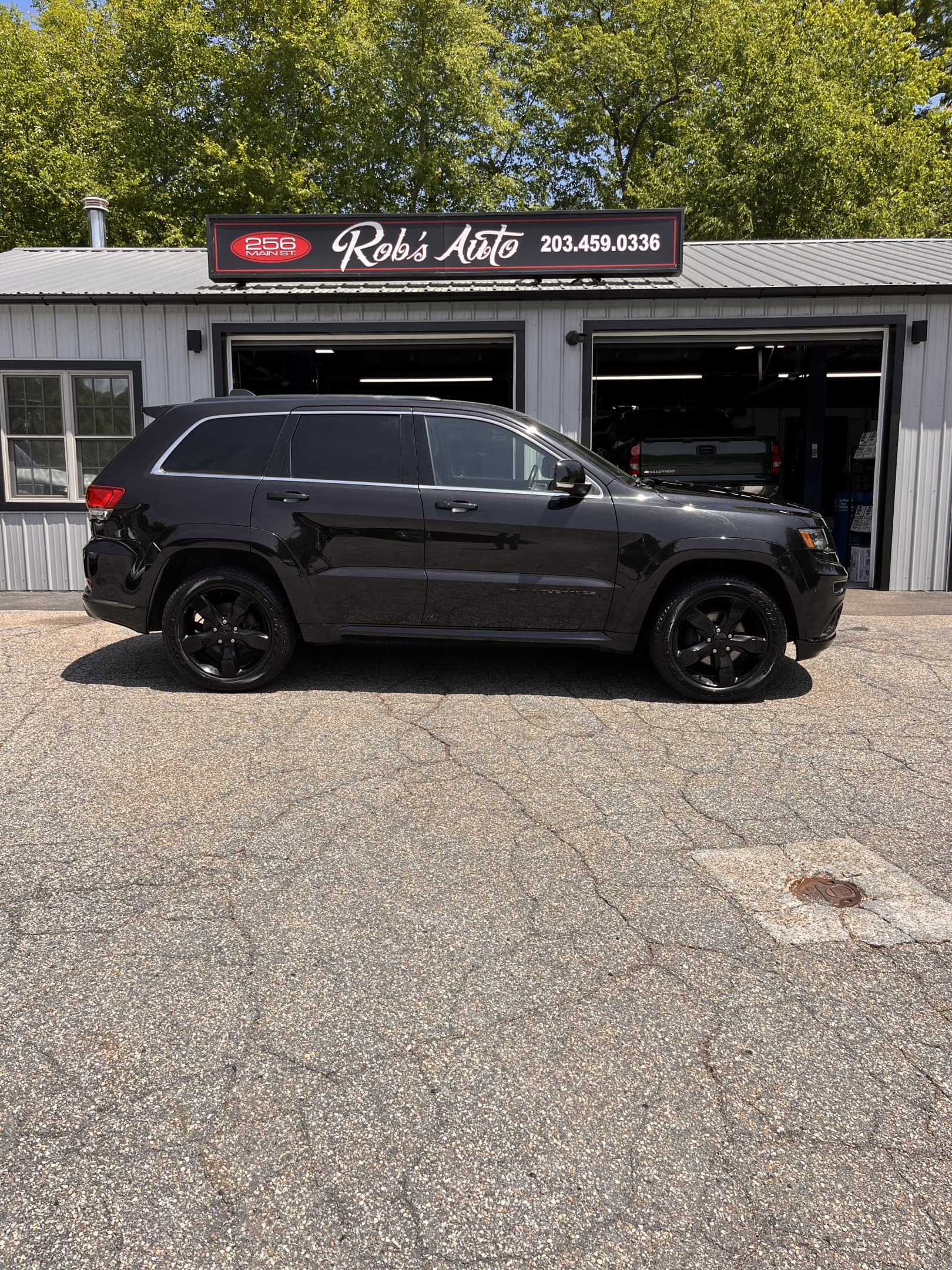 NEW ARRIVAL!!! 2015 JEEP GRAND CHEROKEE OVERLAND!!! Clean carfax! Loaded with every option! Also has the High Altitude Package!! With a window sticker of just over $50,000 in 2015 this Jeep is a great value!! 118k miles!! Won’t last at only $13,900!!!