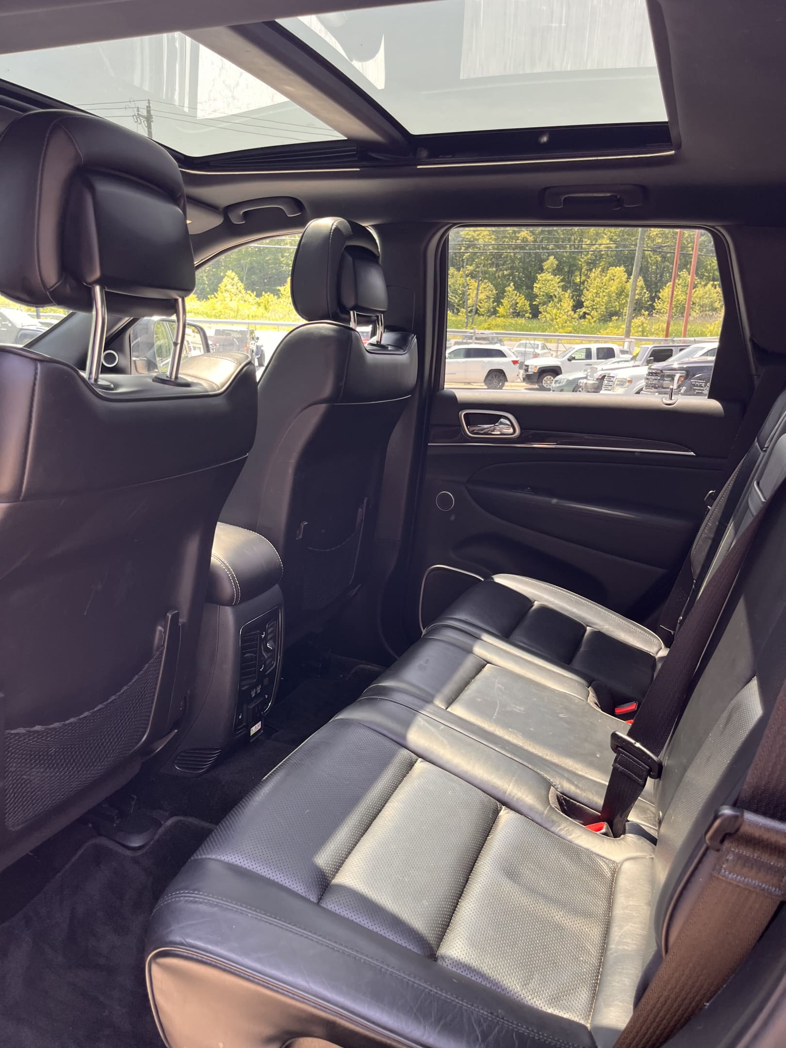 NEW ARRIVAL!!! 2015 JEEP GRAND CHEROKEE OVERLAND!!! Clean carfax! Loaded with every option! Also has the High Altitude Package!! With a window sticker of just over $50,000 in 2015 this Jeep is a great value!! 118k miles!! Won’t last at only $13,900!!!