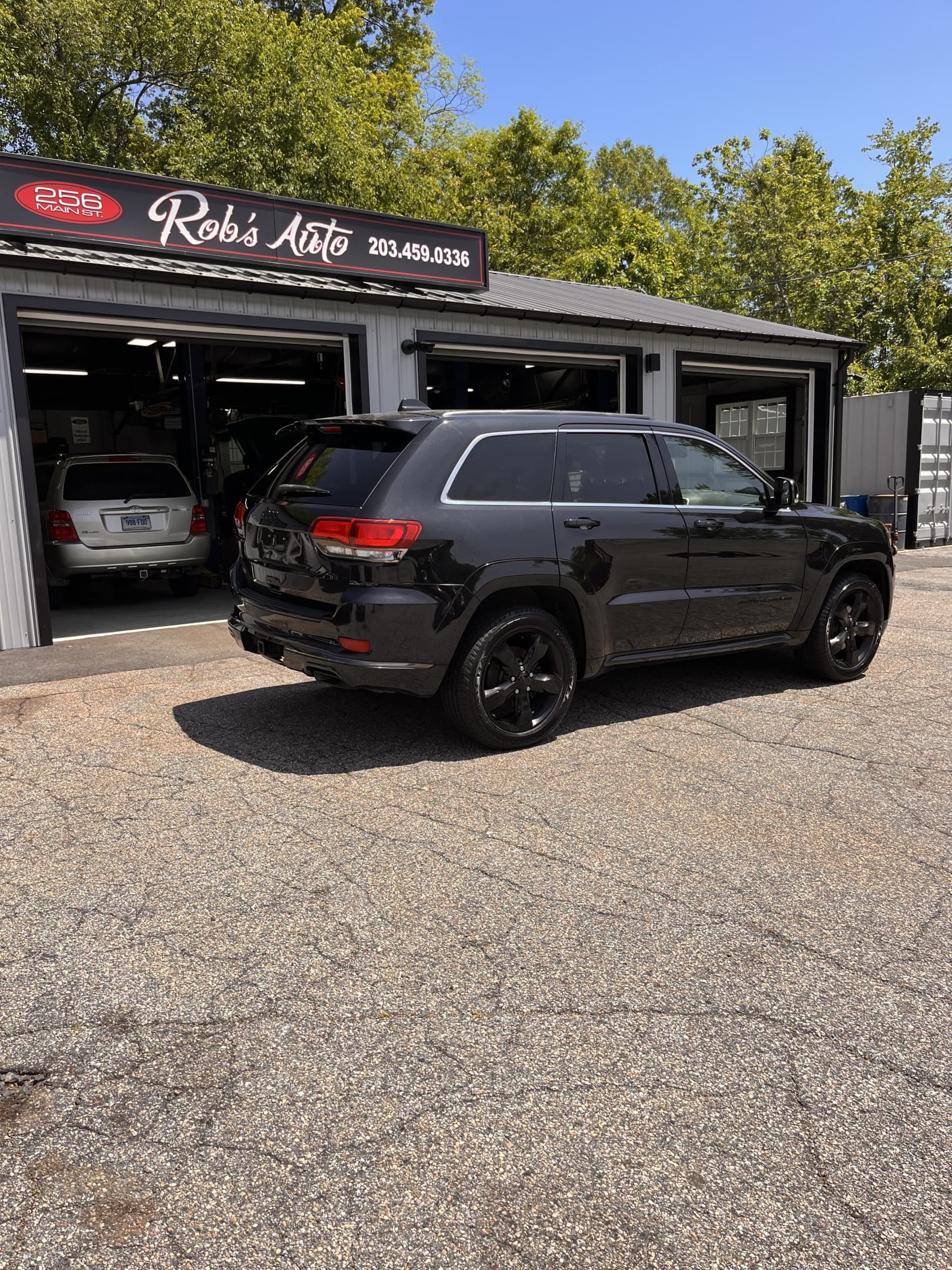 NEW ARRIVAL!!! 2015 JEEP GRAND CHEROKEE OVERLAND!!! Clean carfax! Loaded with every option! Also has the High Altitude Package!! With a window sticker of just over $50,000 in 2015 this Jeep is a great value!! 118k miles!! Won’t last at only $13,900!!!