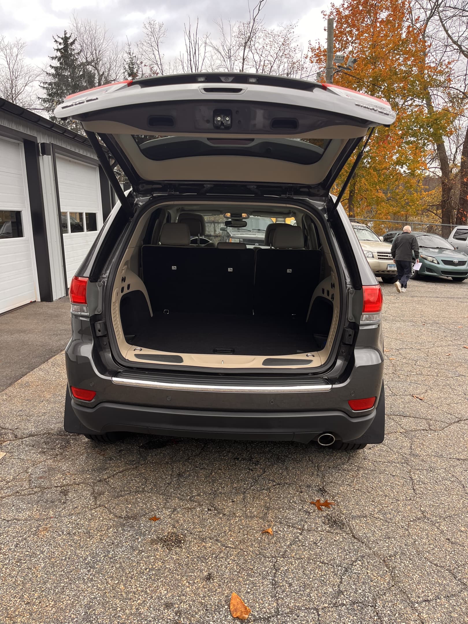 NEW ARRIVAL!! 2018 JEEP GRAND CHEROKEE LIMITED!! Clean carfax! Loaded with navigation, backup camera, heated front and rear seats, heated steering wheel, moonroof and much much more!! ONLY 75k miles! Won’t last at $18,900 won’t find a cleaner one!!