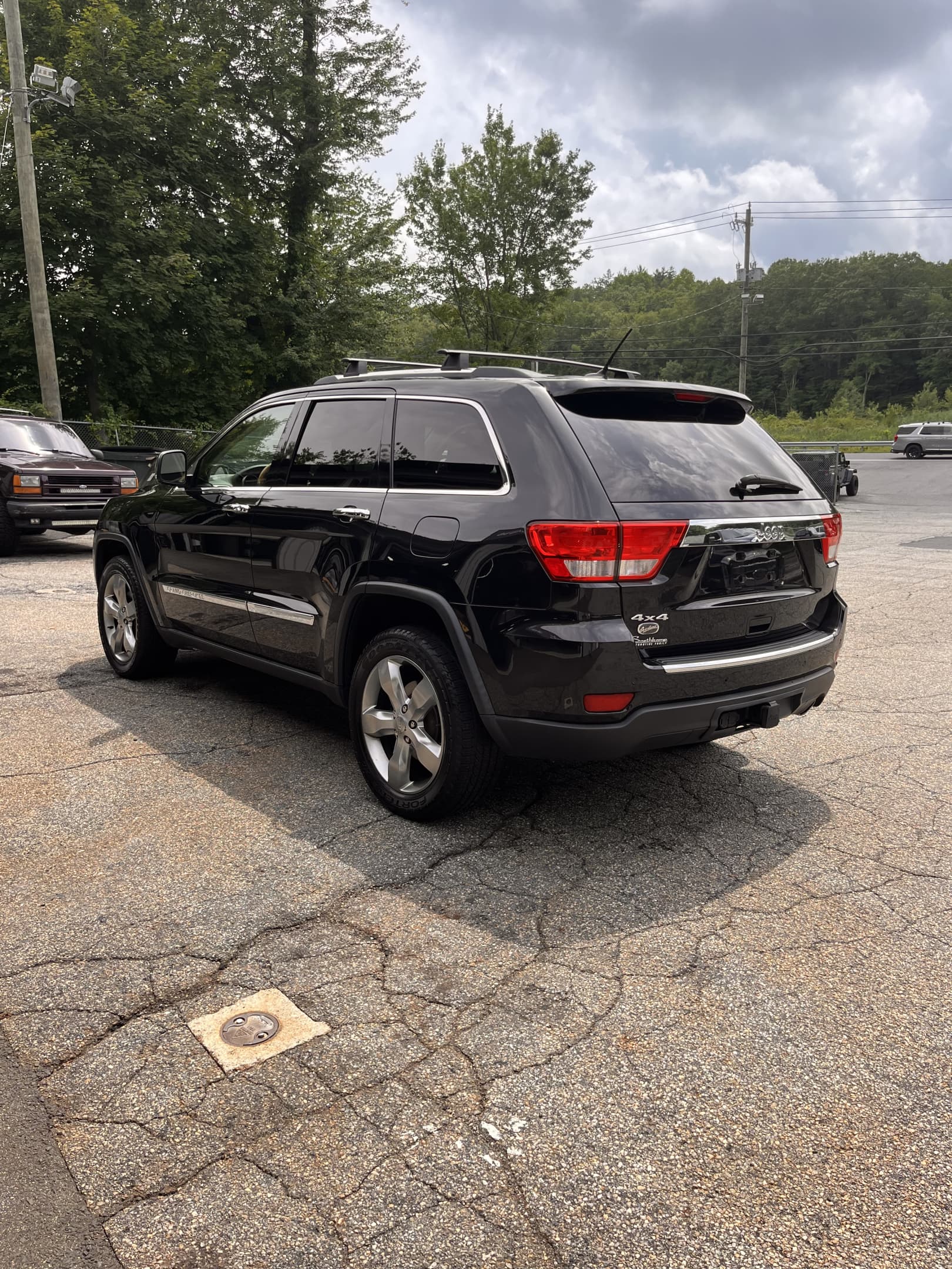 NEW ARRIVAL!! 2013 JEEP GRAND CHEROKEE OVERLAND!!! Clean carfax!!! Loaded with navigation, heated and cooled front seats, heated steering wheel, heated rear seats, pano roof, remote start and much much more!! Extensive maintenance records!! 108k miles!! Runs and drives like new!! Won’t last at only $10,900!!