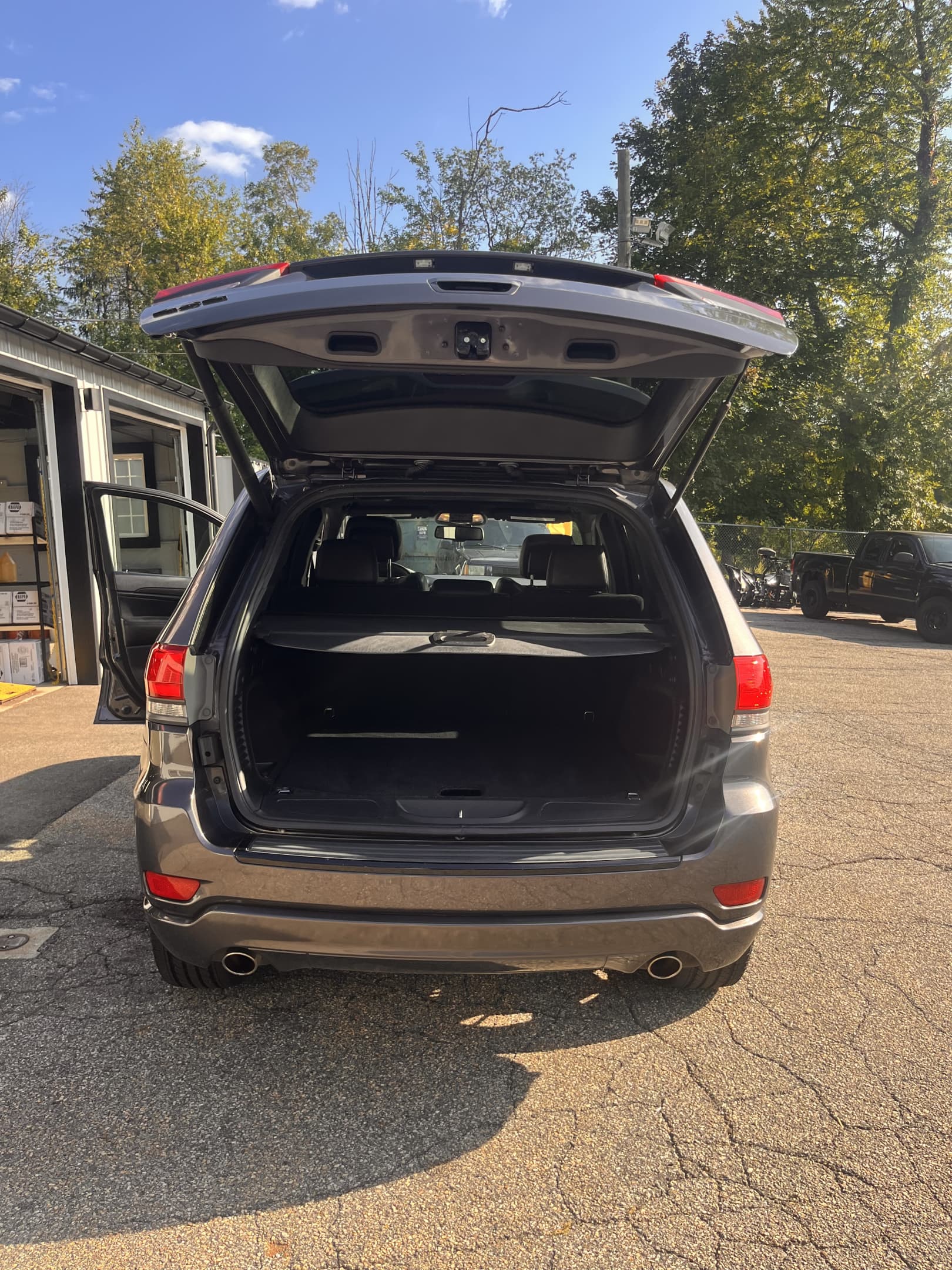 NEW ARRIVAL!! 2014 JEEP GRAND CHEROKEE ALTITUDE!!! One owner!! PERFECT CARFAX!!! Loaded with navigation, moonroof, heated seats, heated steering wheel, 20” wheels, remote start and much much more! Extensive maintenance records!!! Only 112,400 miles and priced to sell! Won’t last at ONLY $12,900!!!
