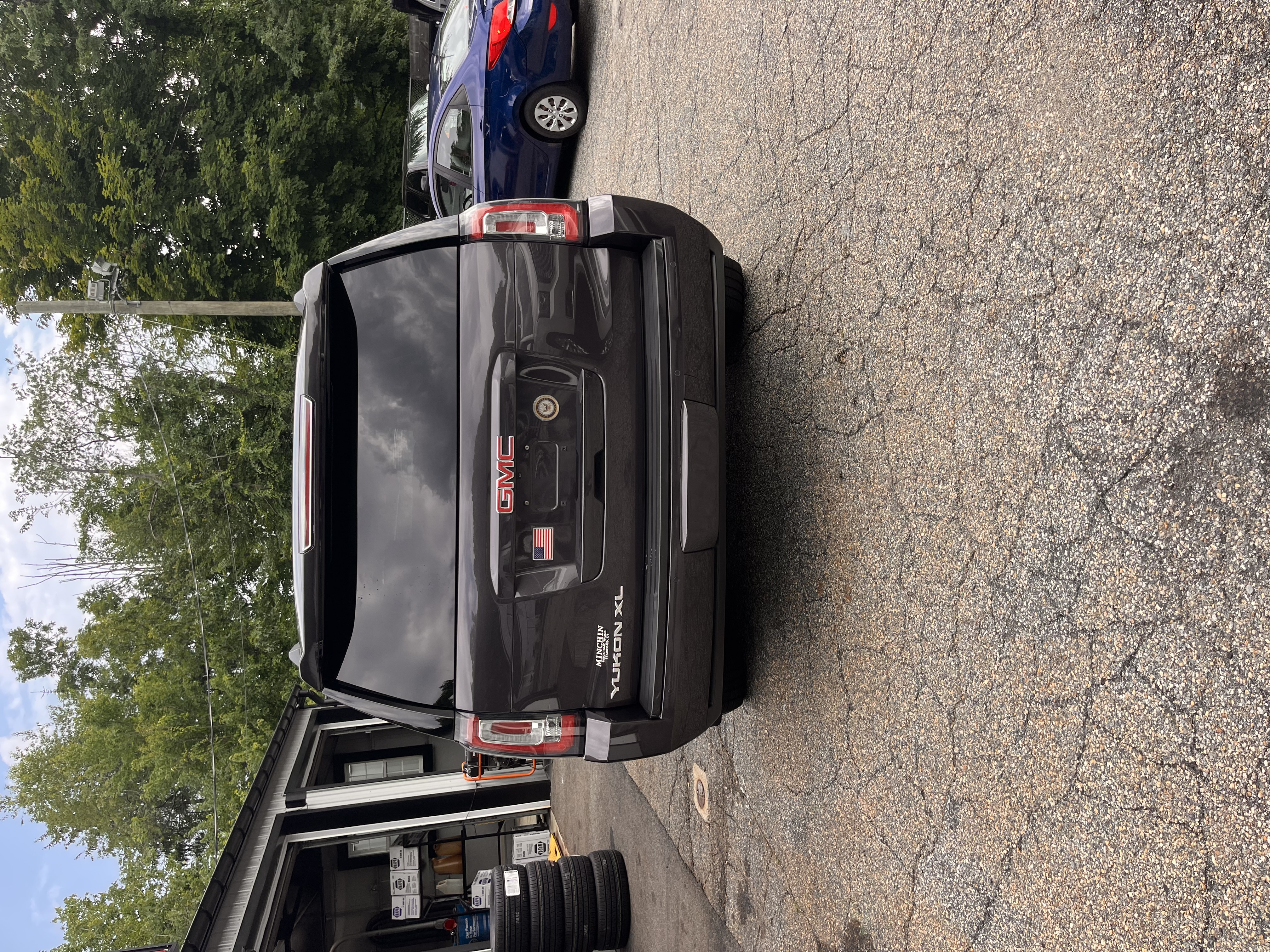 NEW ARRIVAL!!! 2015 GMC YUKON XL SLE!!! Runs and drives great!! Leather seats, third row, remote start, power lift gate, backup camera, Bluetooth and more!! ONLY 70k miles!! Priced thousands under retail! Won’t last at ONLY 19,900!!!
