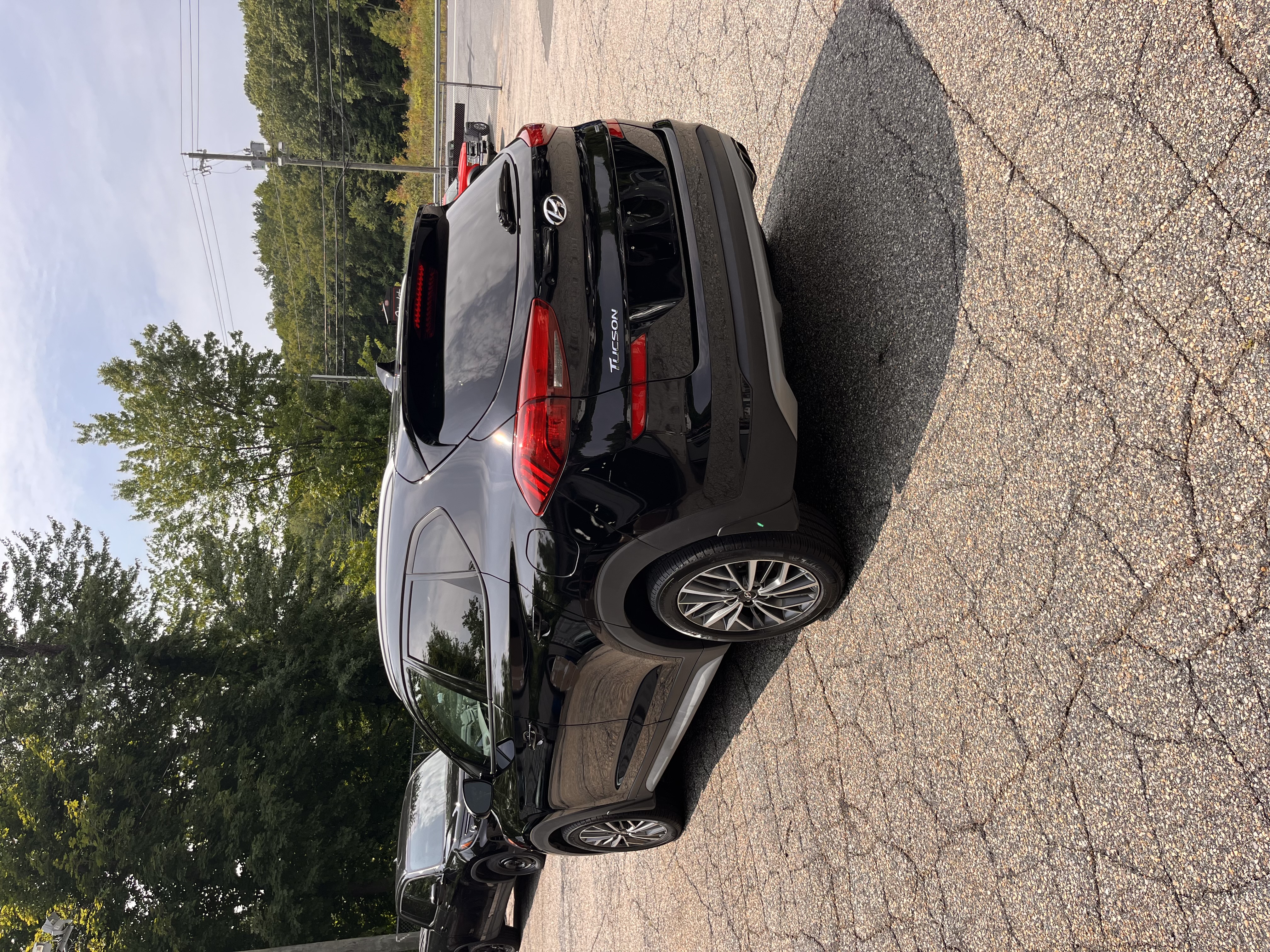 NEW ARRIVAL!!! 2020 HYUNDAI TUCSON SEL AWD!! Clean carfax!! ONLY 36,500 miles!! Great on gas! Heated seats, backup camera, lane departure, blind spot, forward collision assist, Bluetooth and much more! Perfect first car or commuter!! Won’t last at ONLY $18,900!!!
