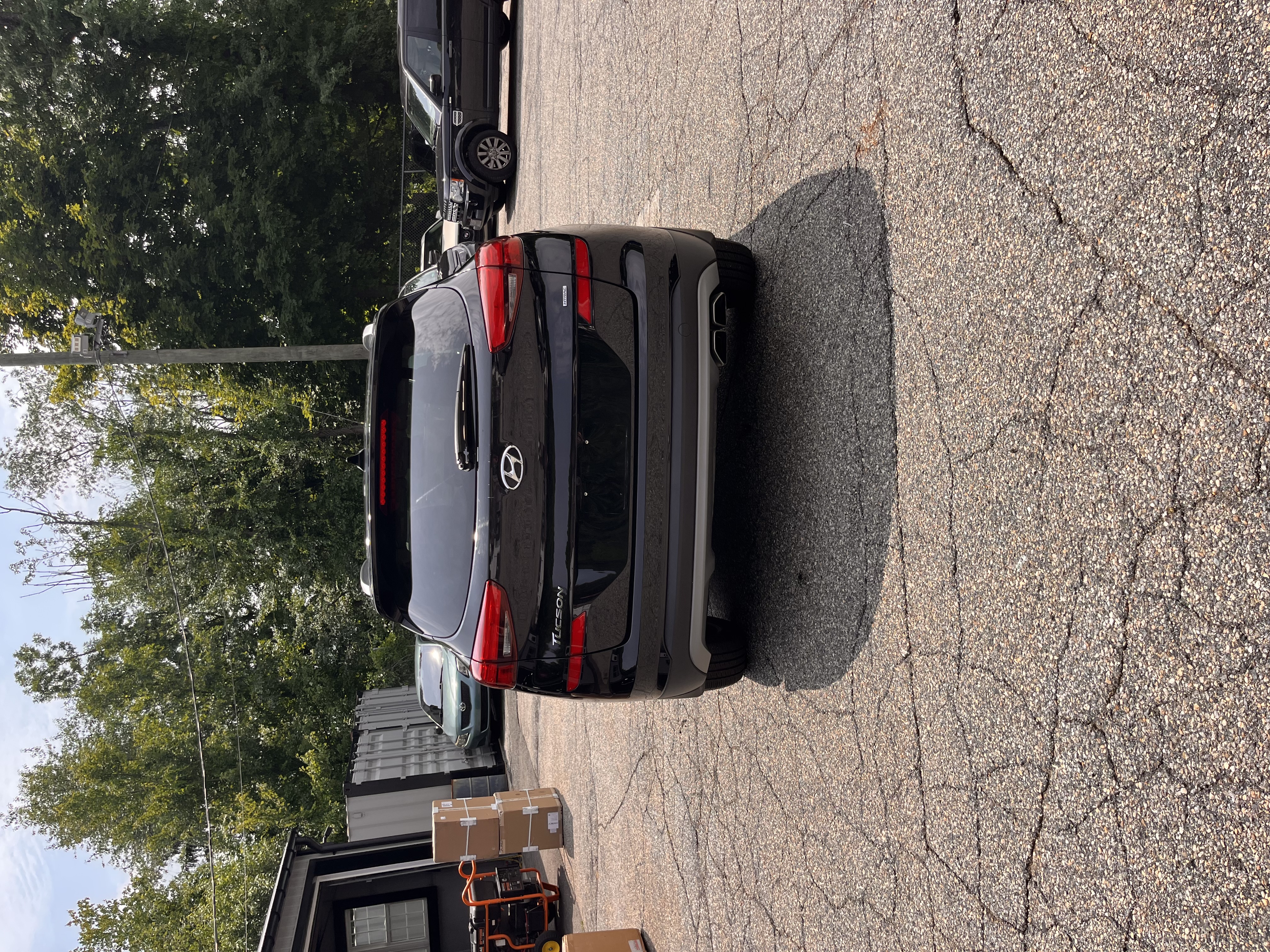 NEW ARRIVAL!!! 2020 HYUNDAI TUCSON SEL AWD!! Clean carfax!! ONLY 36,500 miles!! Great on gas! Heated seats, backup camera, lane departure, blind spot, forward collision assist, Bluetooth and much more! Perfect first car or commuter!! Won’t last at ONLY $18,900!!!