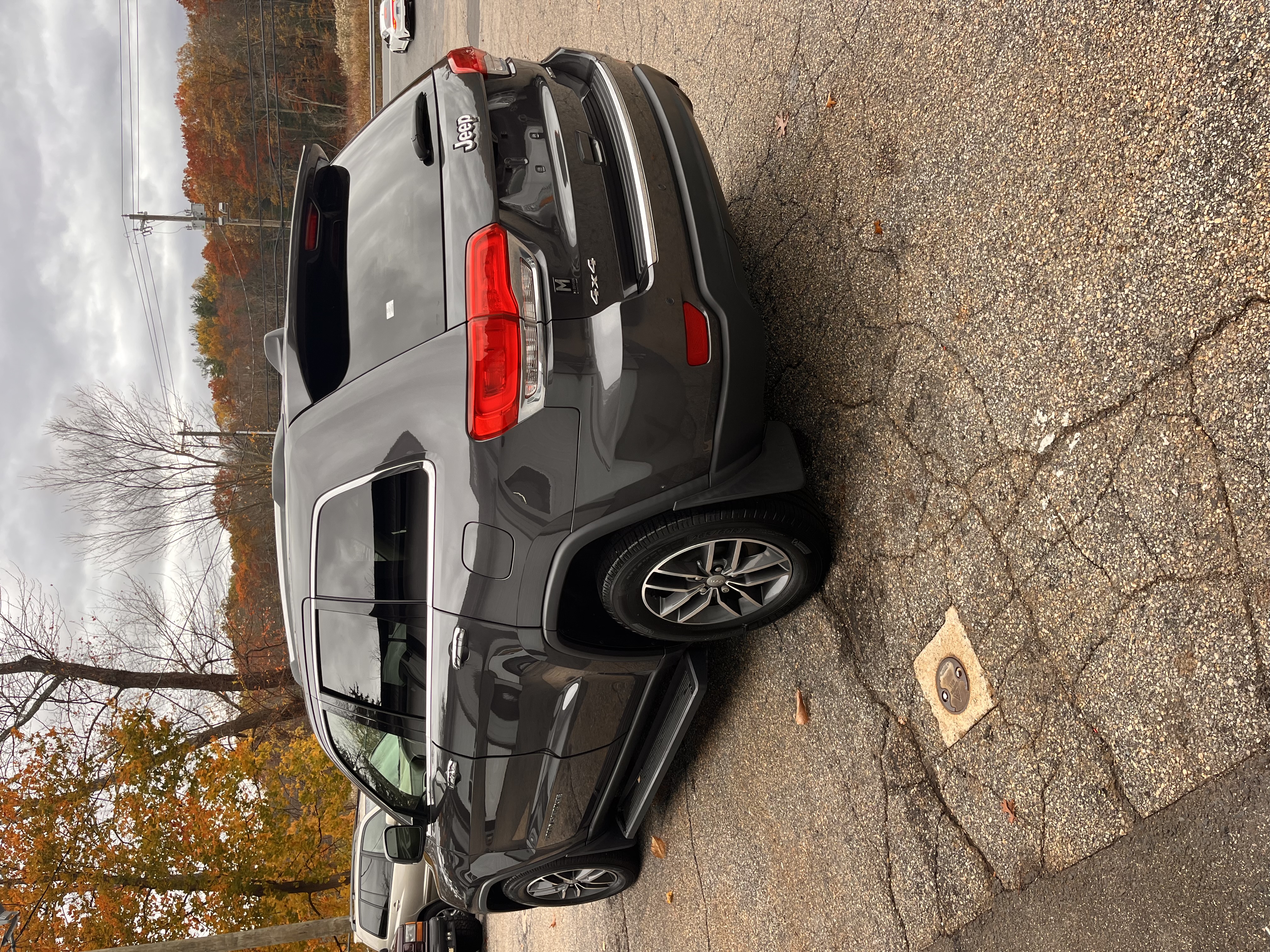 NEW ARRIVAL!! 2018 JEEP GRAND CHEROKEE LIMITED!! Clean carfax! Loaded with navigation, backup camera, heated front and rear seats, heated steering wheel, moonroof and much much more!! ONLY 75k miles! Won’t last at $18,900 won’t find a cleaner one!!