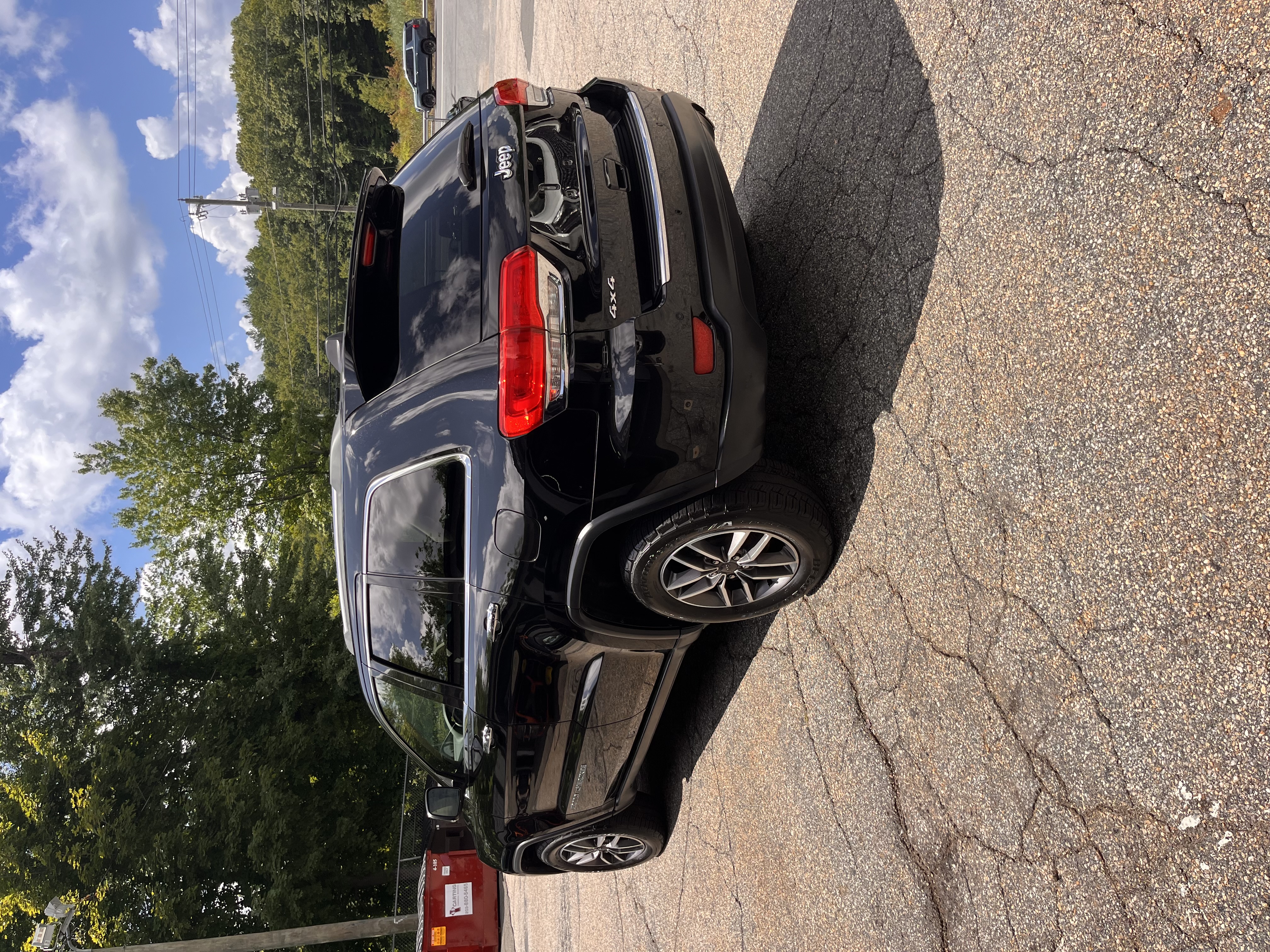 NEW ARRIVAL!!! 2019 JEEP GRAND CHEROKEE LIMITED!! ONLY 69k MILES!! Loaded with navigation, backup camera, heated leather seats, heated steering wheel, remote start, moonroof, keyless entry, blind spot and much more! Priced to sell at ONLY $18,400!!!