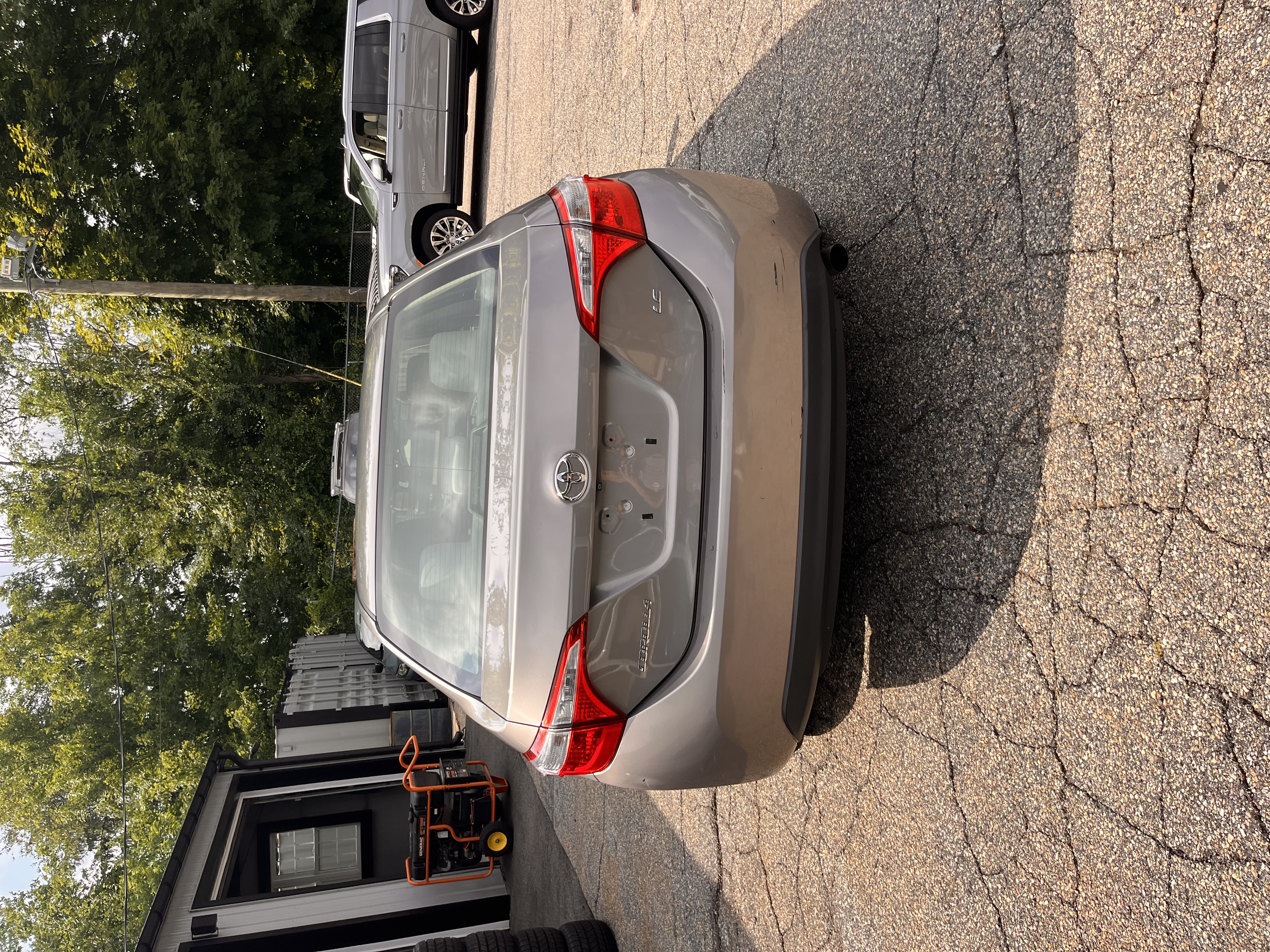 NEW ARRIVAL!! 2014  TOYOTA COROLLA LE!! Clean carfax!! ONLY 91k miles! Not even Brocken in. Gas saver! One of the most reliable cars on the road!! Bluetooth and backup camera!! Perfect first car or commuter!! Priced well below retail at ONLY $10,900!!